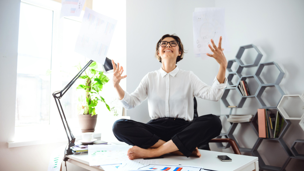 Cómo el Yoga Transforma los Entornos de Trabajo